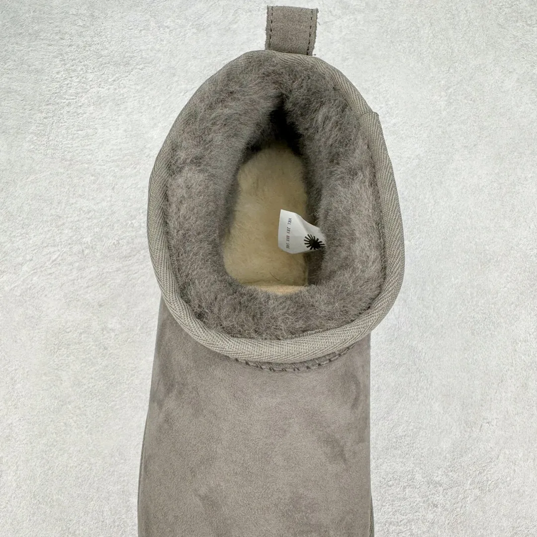 Pick up locally 💰520 UGG 6109 Zhou Dongyu Mini short boots, autumn and winter sheep fur integrated snow boots. All shoes are made from the same factory as ZP. Longfeng A-grade Australian imported sheep fur integrated men's and women's boots. Brand OEM production line. Fully follow the ZP process. OEM original pattern maker. Adhering to the principle of no original shoes and no development selection. Pay attention to every detail. The most authentic version on the market. TREADLITE "light wing" technology outsole. Lightweight/durable/flexible/pile type 35 36 37 38 39 40 41 42 43 44 45 Coding: by2936060